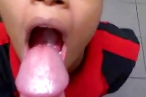 دختر می دهد کار ضربه روسی ورزش ها در جوراب ساق بلند