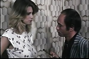 جین بیکر - مرگ از پورنو دو نفوذ, آنلاین