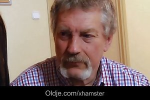 پیرمرد با سکس پیرمرد با دختر در حالی که همسر او رفتند از این خانه بازی های فلش خشم پورنو