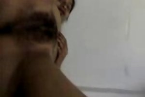 سریلانکا دختر داده می شود سرگرم کننده تماشای پورنو آنلاین در تلفن